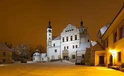 Nocni pohled na zamecky vstup